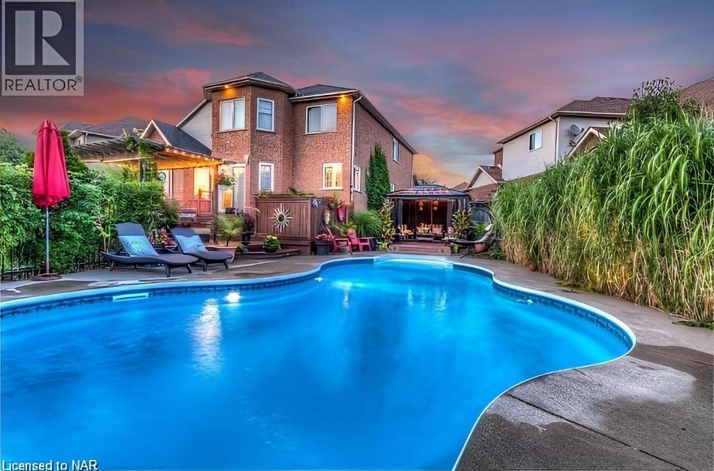 Niagara Falls House | Luxe Pool Villa by Niagara! Entire Home