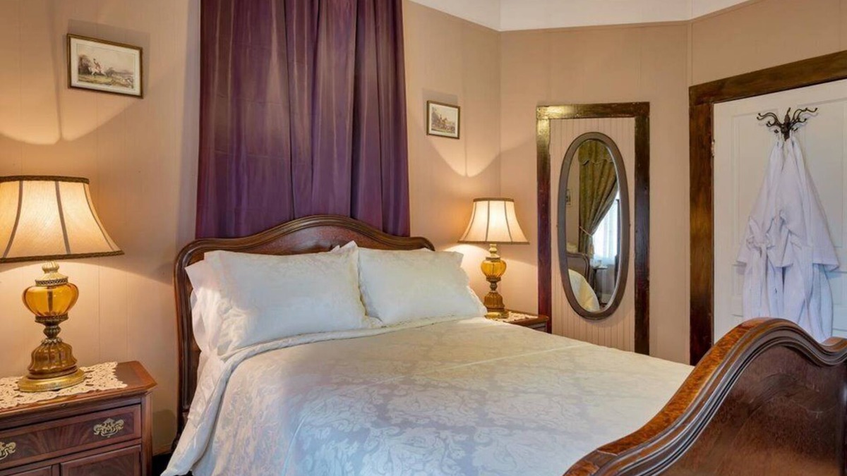 Hemphill House | Luxe Private Room in Historic Hemphill Getaway!