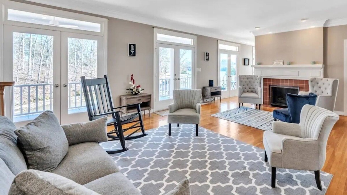 Killen House | Luxe Private Waterfront Getaway in Killen!