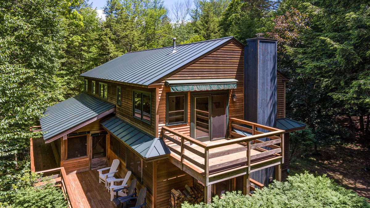 Quechee Cabin | Luxe Quechee home on quiet road - chef’s kitchen, two-car garage, screened porch