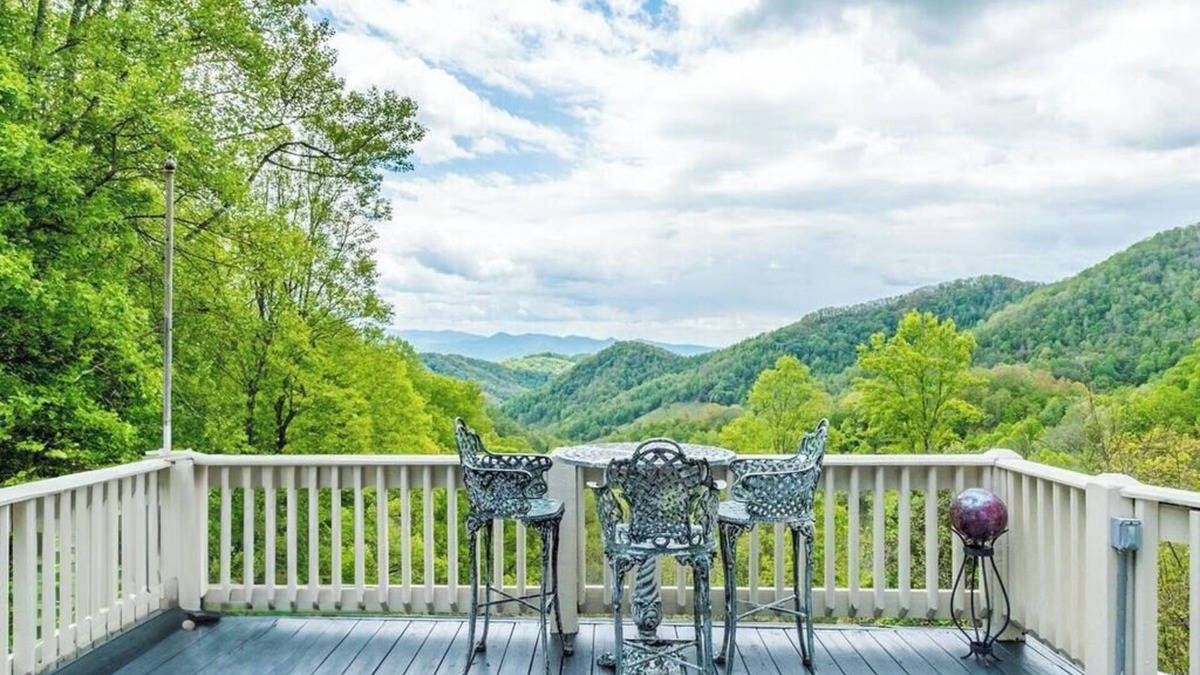 Mars Hill Cottage | Luxe Retreat with Panoramic Views, Hot Tub & Sauna, mins to Hatley Point