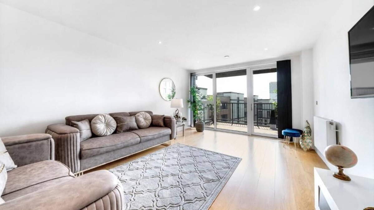 Surrey Docks Apartment | Luxe Riverside 3 Bed, 2 Bath En-Suite, Balcony views with Great Links in London