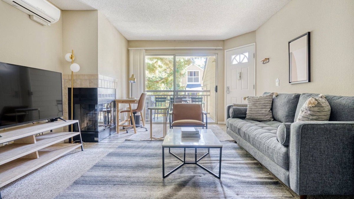 Santa Clara Apartment | Luxe Santa Clara 2BR w/W/D, Gym, Pool, shuttle to Apple, by Blueground