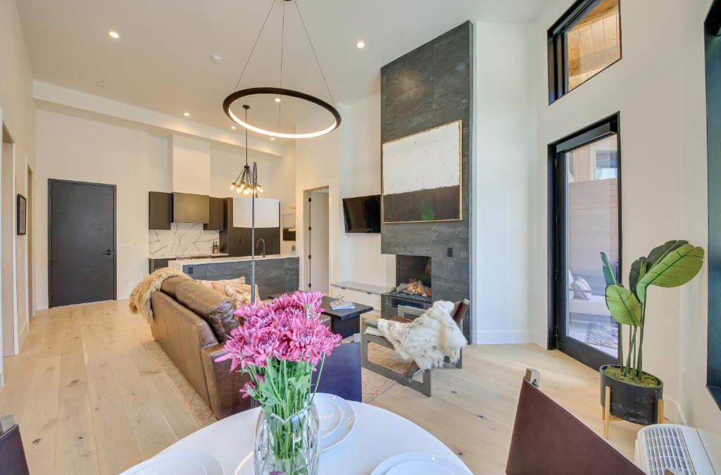 Sandpoint Apartment | Luxe Schweitzer Condo with Hot Tub Ski-InandSki-Out!