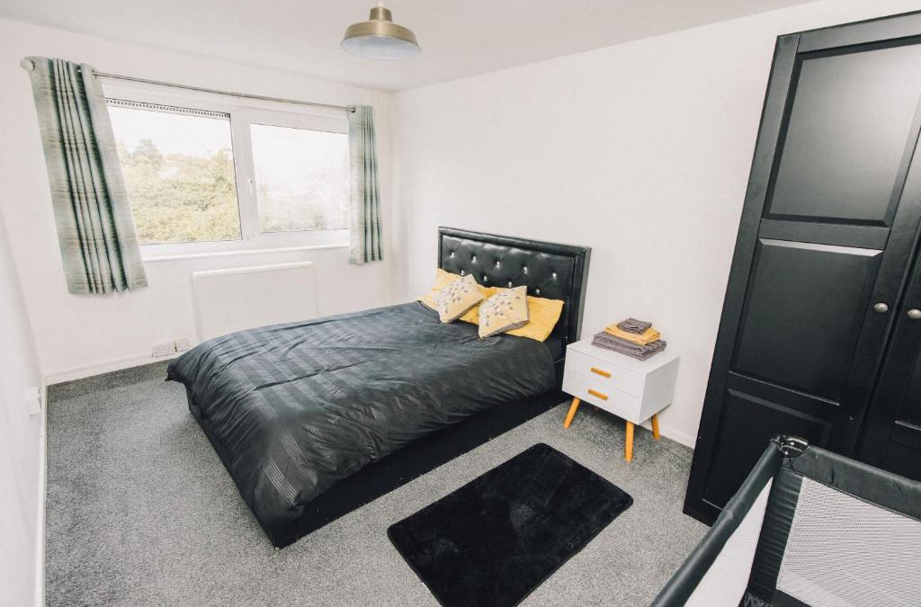 Luton Apartment | Luxe Spacious & Central 2Bed Luton Apartment - Free Parking - Free Wi-Fi - Near LTN Airport & L&D Hospital