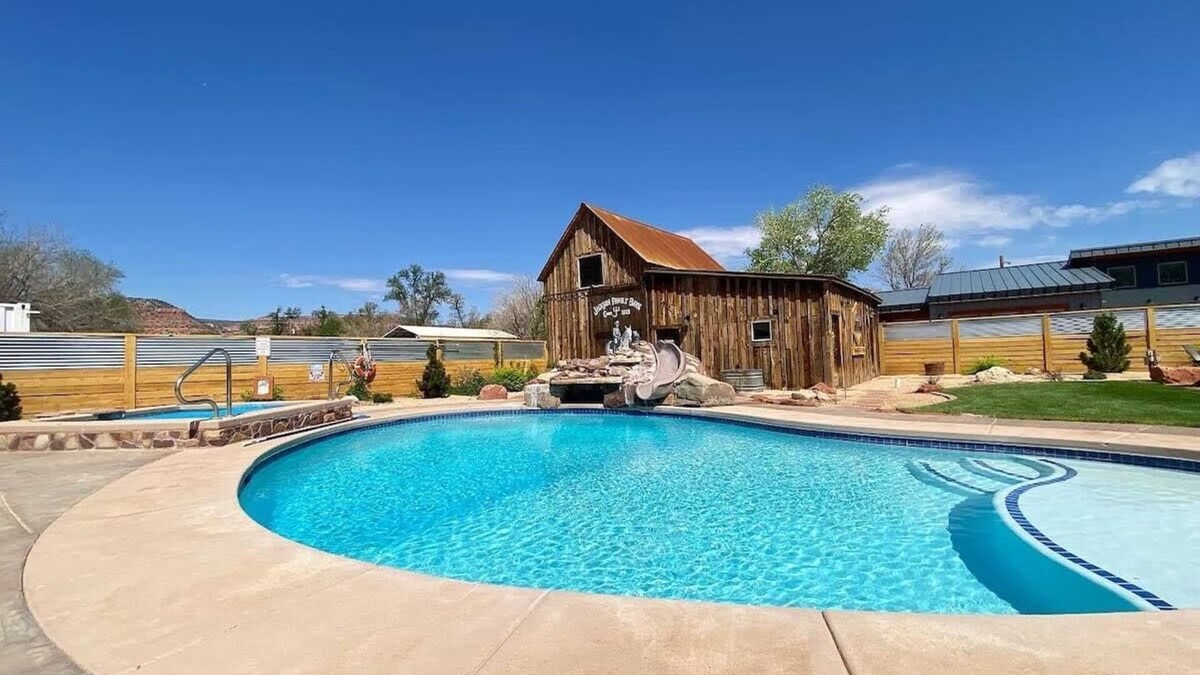 Kanab House | Luxe stay in Kanab with stargazing rooftop deck, pool & hot tub