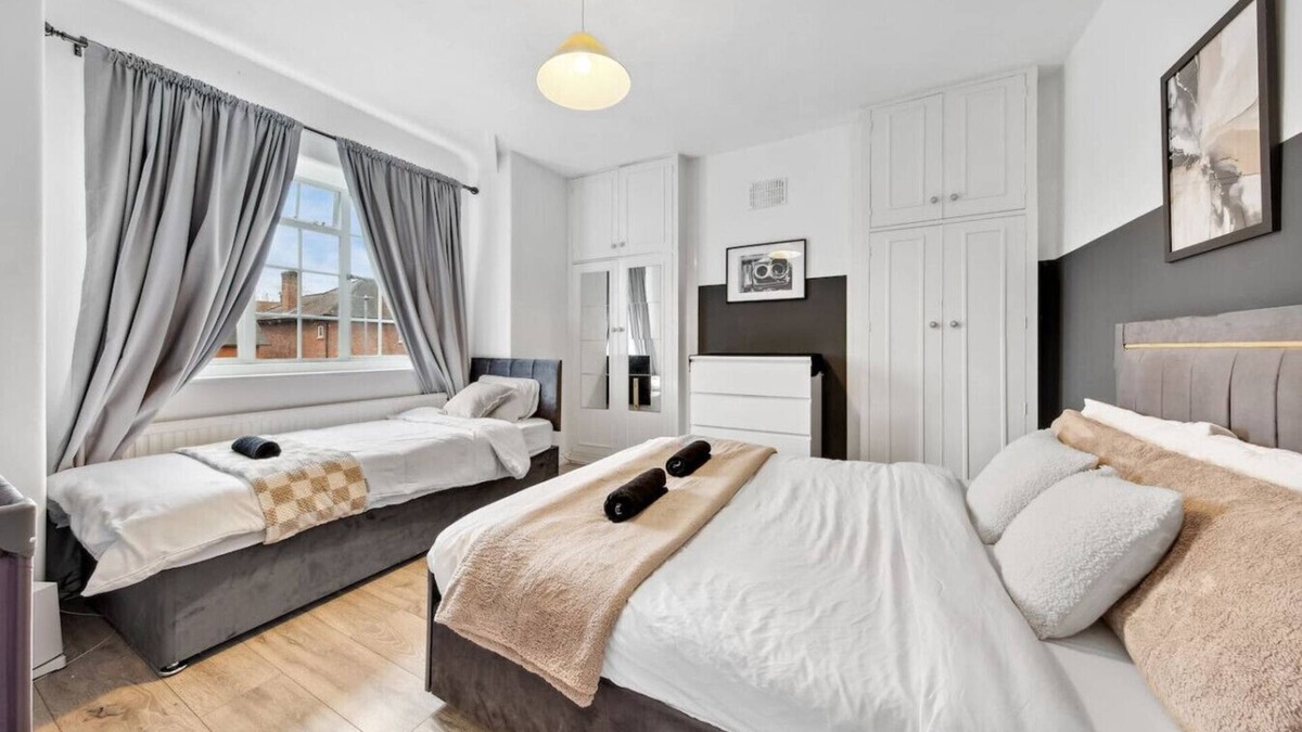 West Putney House | Luxe Stays - Sleeps 7 - Jacuzzi