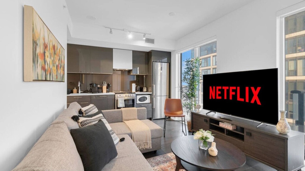 Garden District Hotel | Luxe Suites - Eaton Centre/Dundas Square