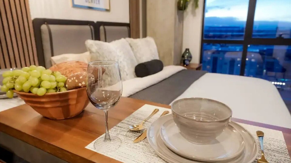 Ballpark Apartment | LUXE Unit w/Magnificent Views Quality Workspacenn