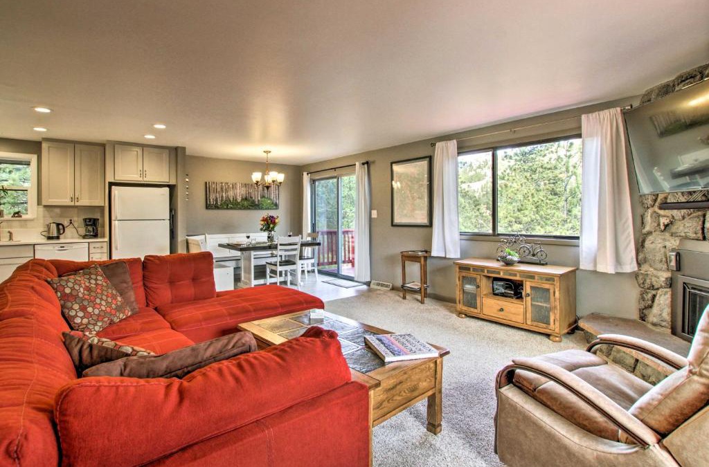 Estes Park House | Luxe Updated Home with Grill and Hot Tub 4 Mi to RMNP
