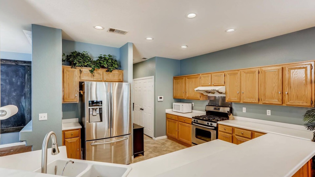 Spring Valley House | Luxe Vegas Oasis - Sleeps 10 - 5 Plush Beds - 15 min from Strip