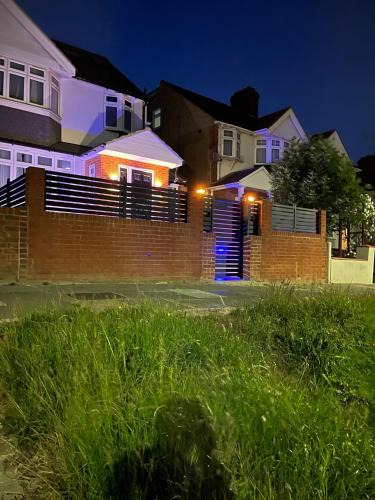 North Greenford House | Luxe Villa, 4 En-suite Bedrooms - West London - Wembley Stadium 5KM away