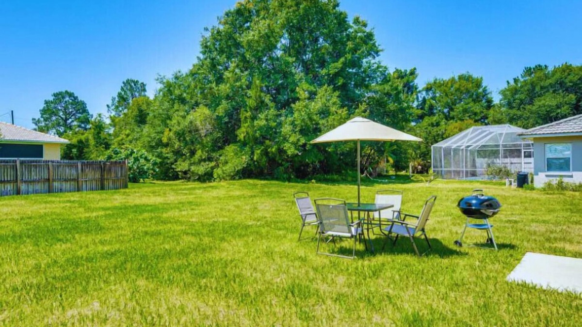 Palm Coast Villa | Luxe Villa with Private Garden, BBQ & 14 Guest