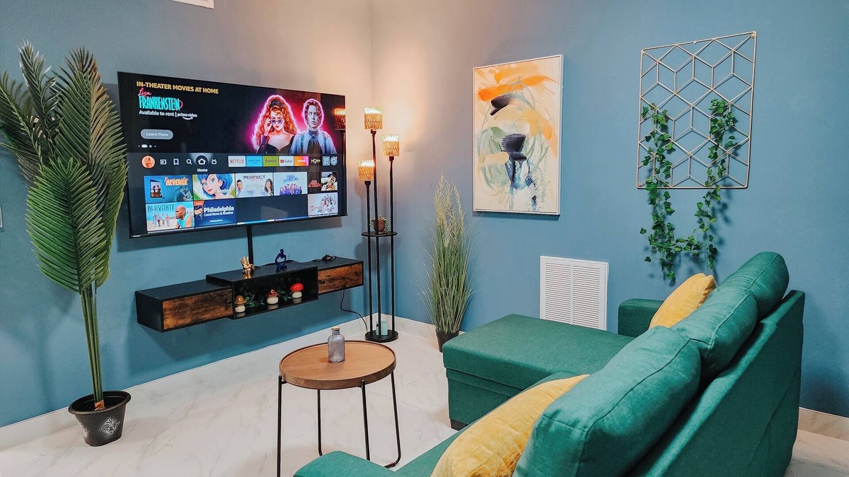 Center City Apartment | Luxi/2 King Beds/65" 4K TV/Rain Shower/W/D