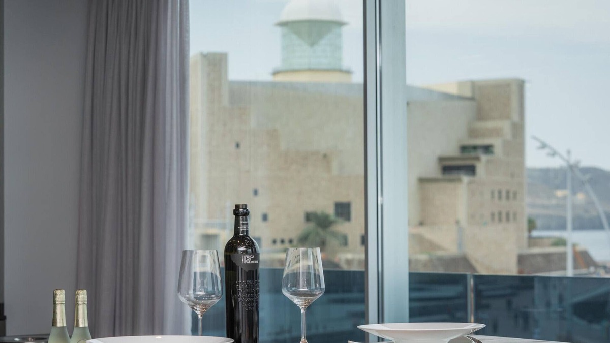 Las Palmas de Gran Canaria Apartment | Luxury Suite Facing Las Canteras Beach