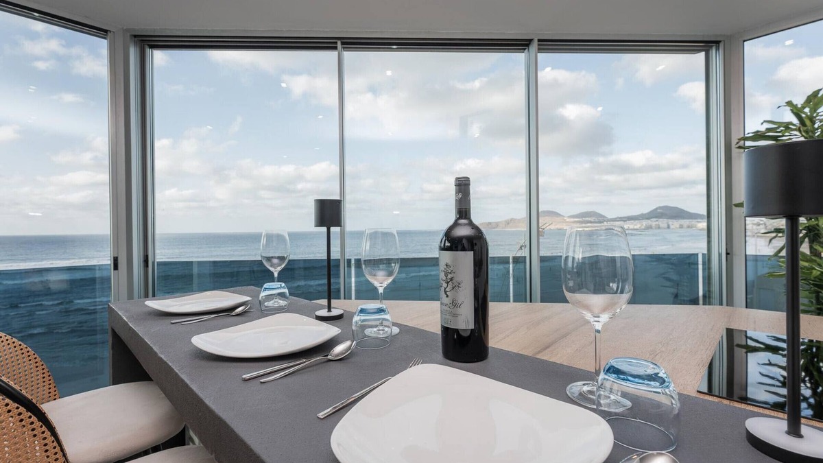 Las Palmas de Gran Canaria Apartment | Luxury facing Las Canteras Beach