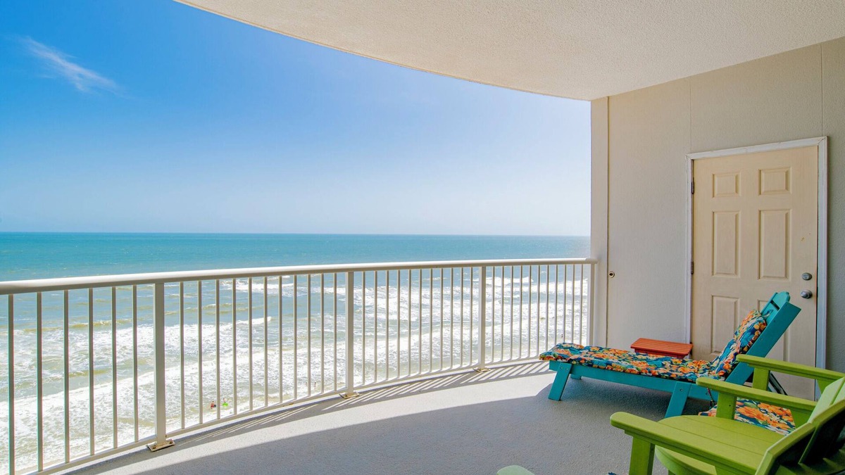Gulf Shores Condo | Luxury Beachfront condo with Spacious Balcony!