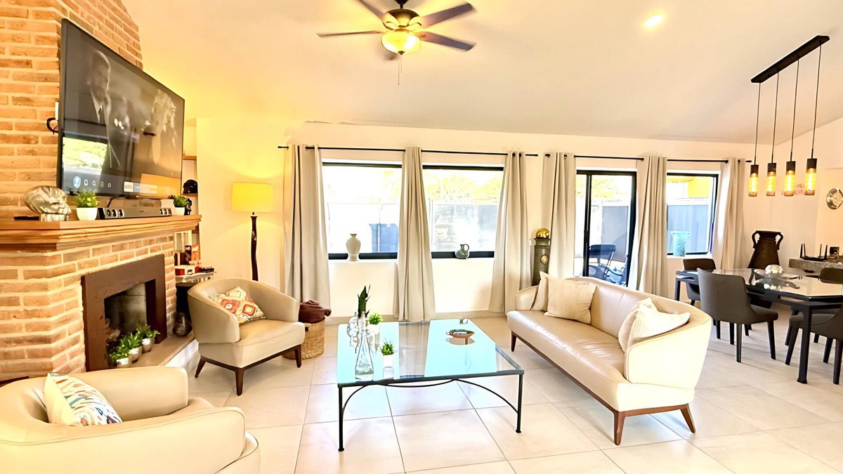 San Antonio Tlayacapan Apartment | Luxurious Ajijic 2 Bedroom House - Huge Patio - Bikes - Gym - Pickleball Court