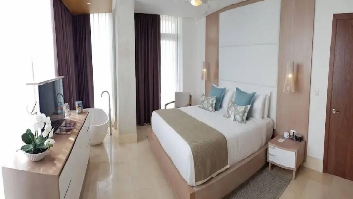 Los Brazos Apartment | Luxurious 1 Bedroom Sunrise Suite with Pool