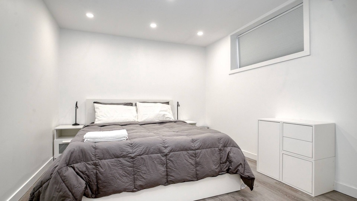 Cambridge House | Luxurious 1Bedroom/2 Bed/1Bath Apartment with WFH Setup