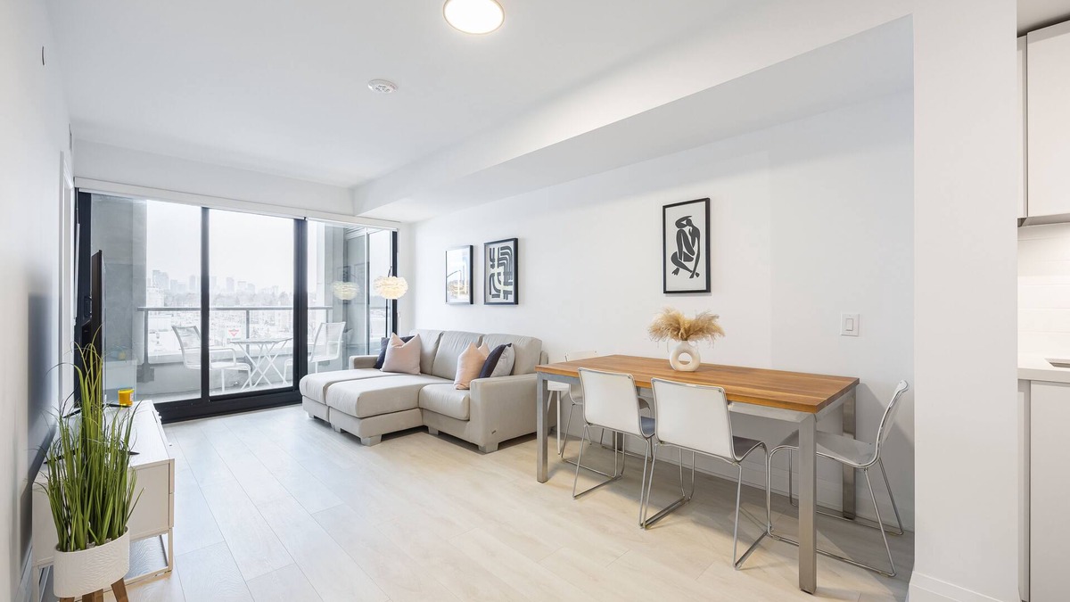 St. Lawrence Condo | Luxurious 2 Bdrm Condo - Midtown Leaside Toronto