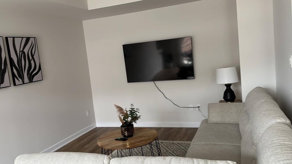 Ottawa Division House | Luxurious 2 bedroom house.Close to amenities, airport,downtown and EY centre.nn
