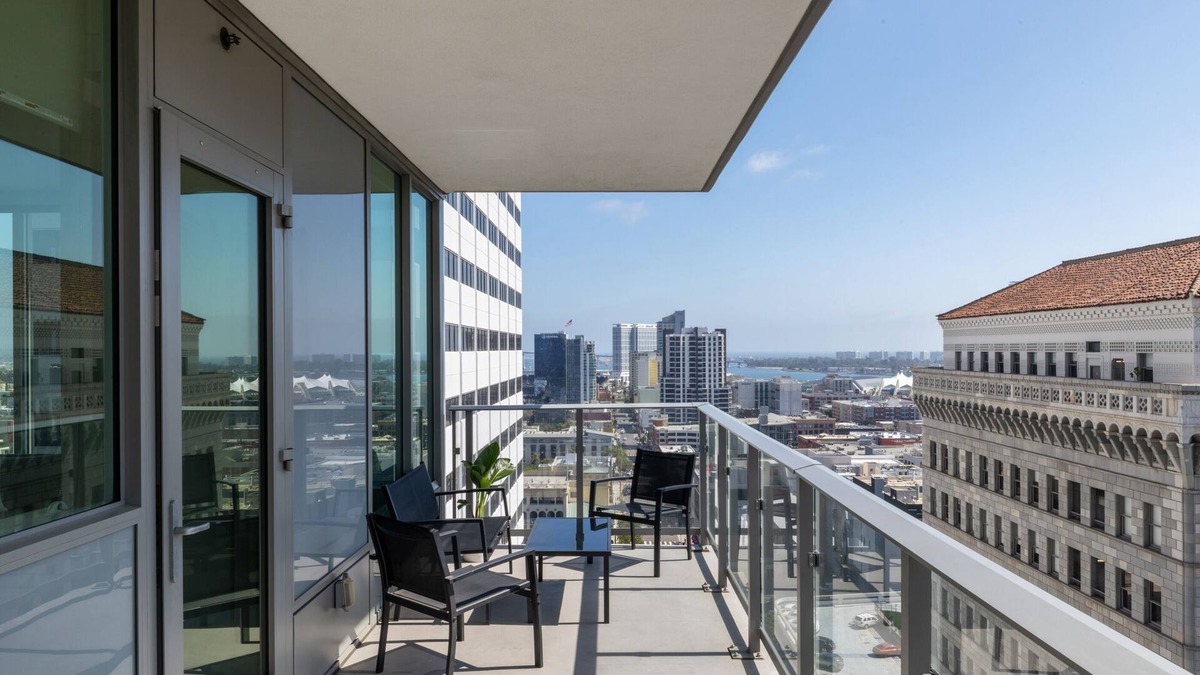 East Village Apartment | Luxurious 2-bedroom Penthouse in downtown San Diego with Pool and Fitness room