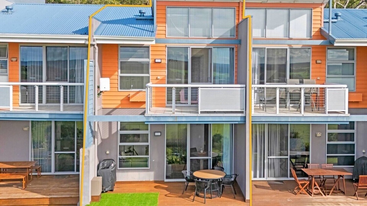 Kronkup Apartment | Luxurious 2-Bedroom Spa Apartment with Ocean Views
