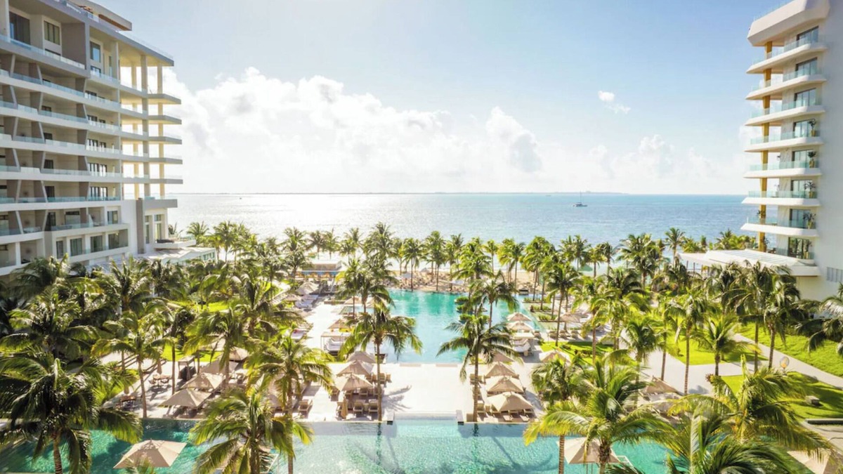 Puerto Juarez Hotel | Luxurious 2-bedroom swim-up suite at Garza Blanca's 5 Diamond Resort.
