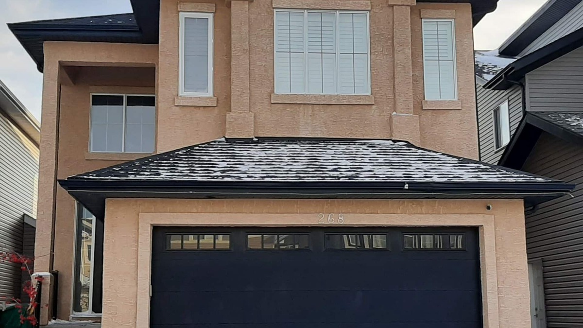 Northeast Edmonton House | Luxurious 2-Storey House -Family| Families| Groups |5 Bedrooms | 6 Beds