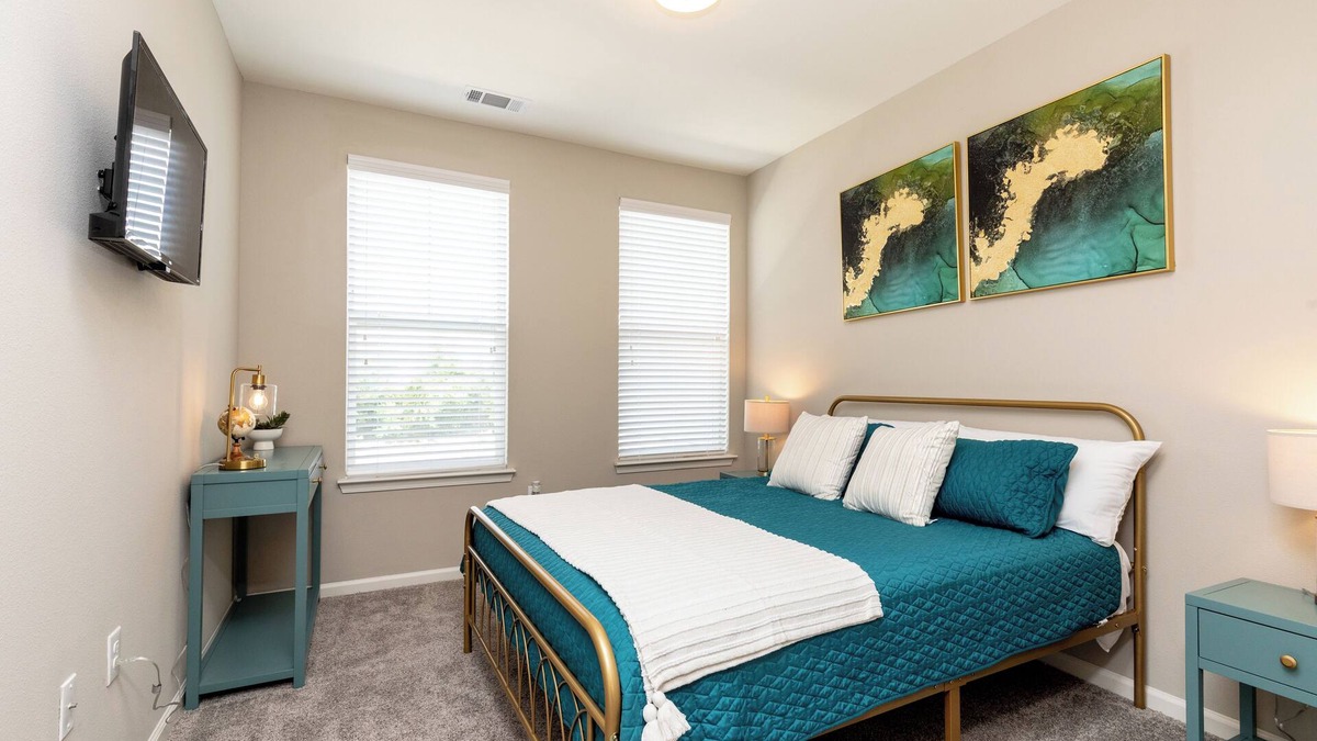 Huntsville Apartment | Luxurious 2BR/2BA apartment near shopping, dining, and the airport