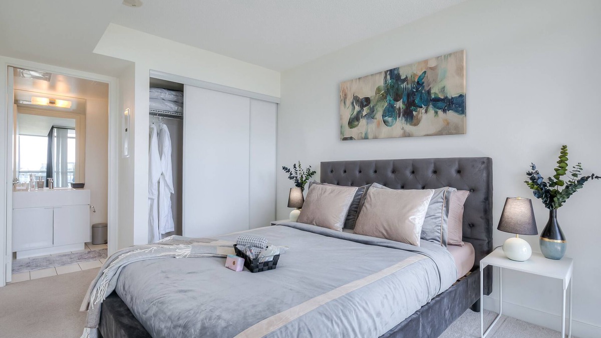 Bathurst Quay Apartment | Luxurious 2BR-2BATH,FreeParking,Lake View, Balcony