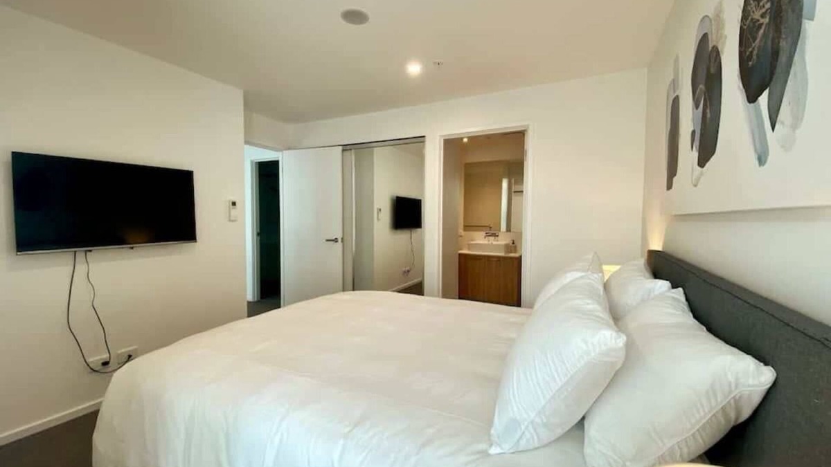 Adelaide Central Business District Apartment | Luxurious 2BR Apt in Adelaide CBD with Pool-Gym-BBQ