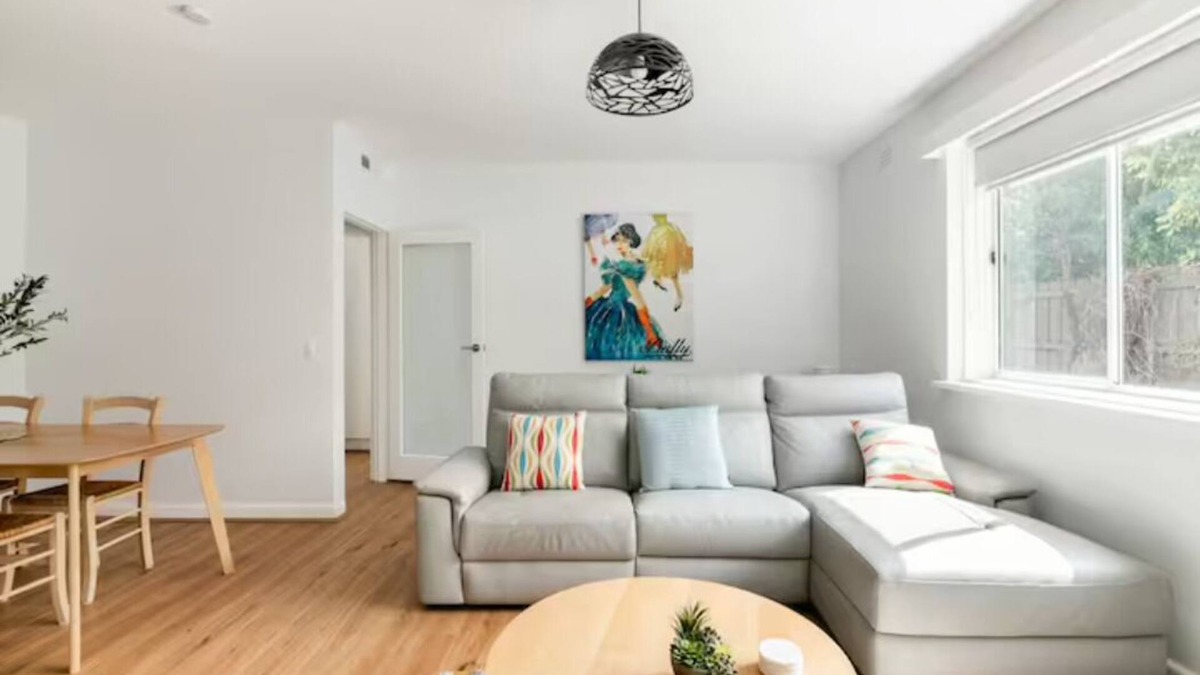 Ascot Vale Apartment | Luxurious 2br: Near Showgrounds & Racecourse!