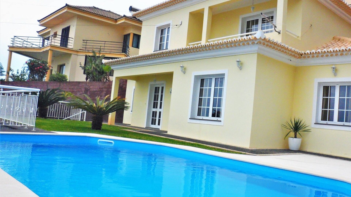 Ponta Delgada Villa | Luxurious 3/4bedroom get-a-way with private pool and games room