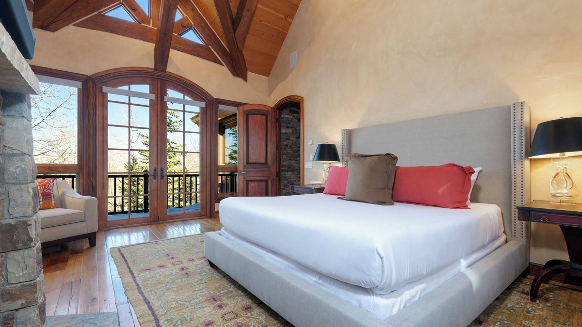 Mountain Village Cabin | Luxurious 3-Bedroom Summit Residence in Telluride with Ski-In Ski-Out & Hot Tub!