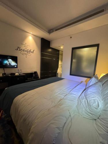 E-11 Sector Apartment | Luxurious 3 bed flat with stunning Margalla Views!