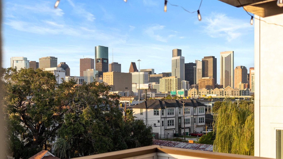 South Central Houston House | Luxurious 3 Bed3 Bath Near Downtown Houston