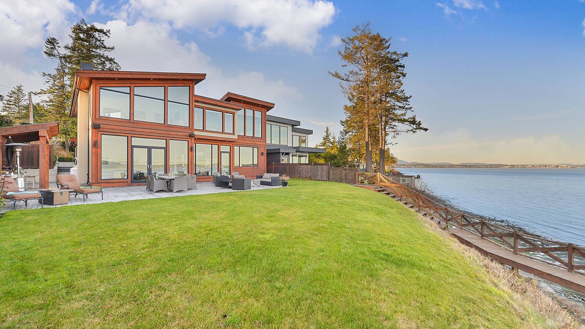 Sidney House | Luxurious 3 Bedroom Oceanfront Home with Spectacular Views