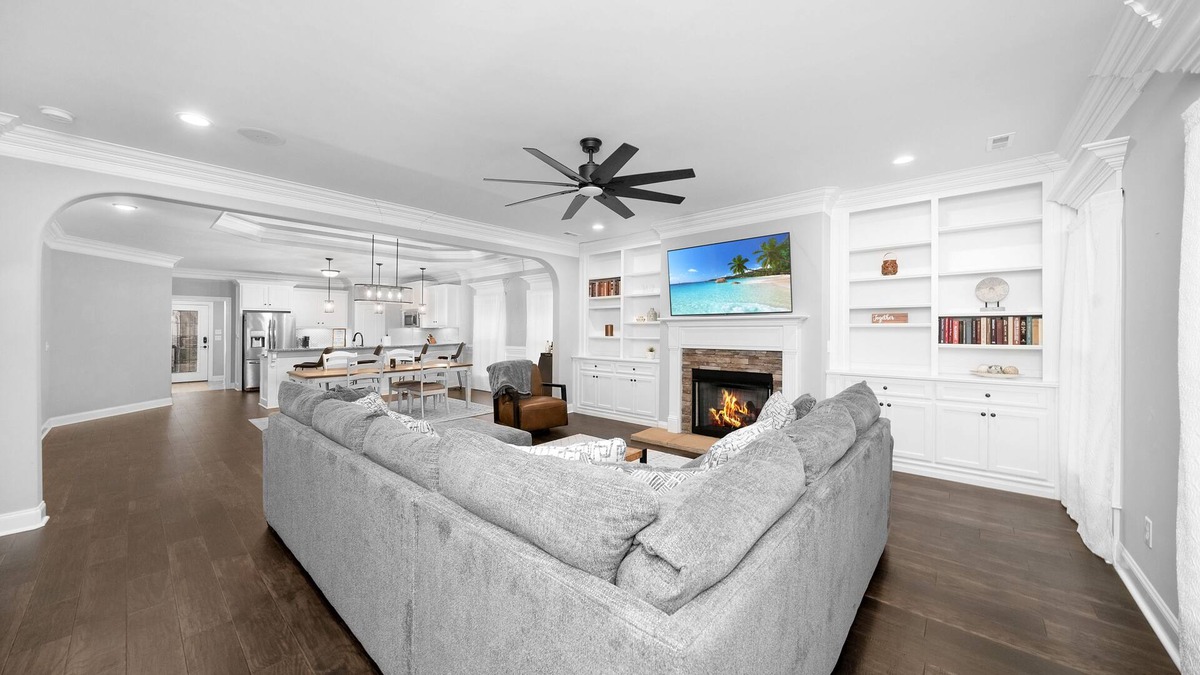 Normal House | Luxurious, 3-Bedroom home – 5 mins from entertainment district!