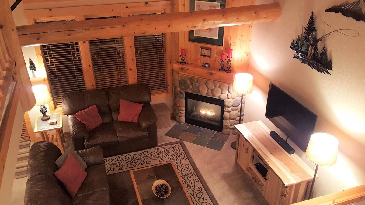Redmond House | Luxurious 3BR/2BA Eagle Crest Chalet on Golf Course w/Private Hot Tub & Garage