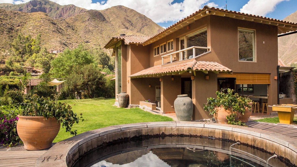 Cusco Historic Center House | Luxurious 4-bedroom house in delightful Urquillos Huayllabamba with WiFi