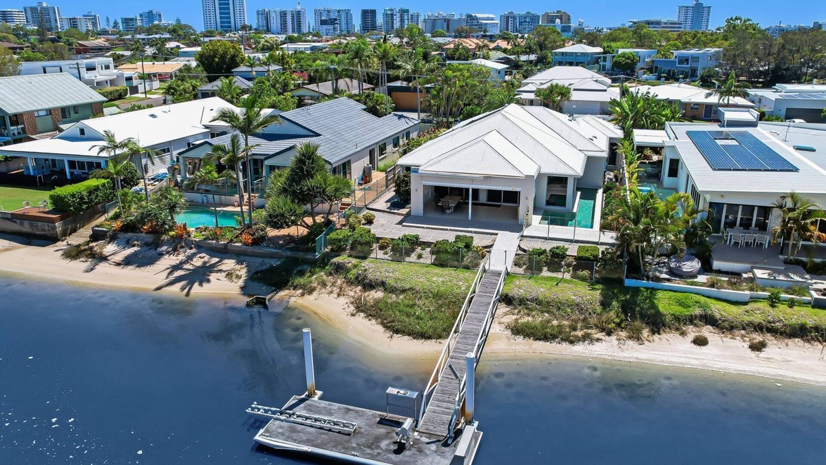Mooloolaba House | Luxurious 4 bedroom waterfront home pet friendly near Ocean