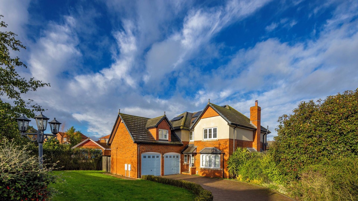 Sheerness House | Luxurious 4-Bedroom Detached Home Just Steps from the Beach –Best Coastal Living