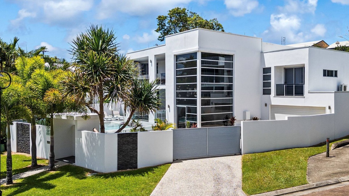 Alexandra Headland House | Luxurious 5 bedroom home 500m to the beach