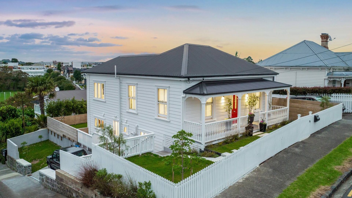 Kingsland House | Luxurious 5 Bed Grey Lynn House with views in Central Auckland Available to BUY.