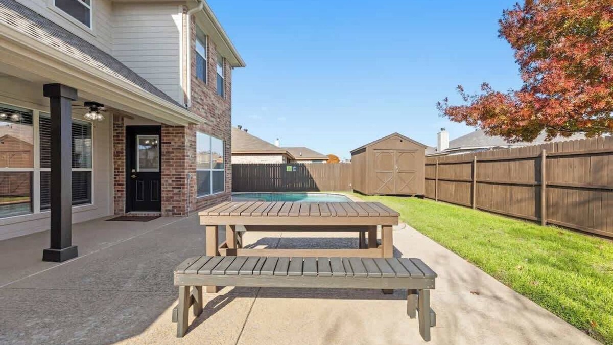 Burleson House | Luxurious 5-Bedroom Villa with Pool In Fort Worth
