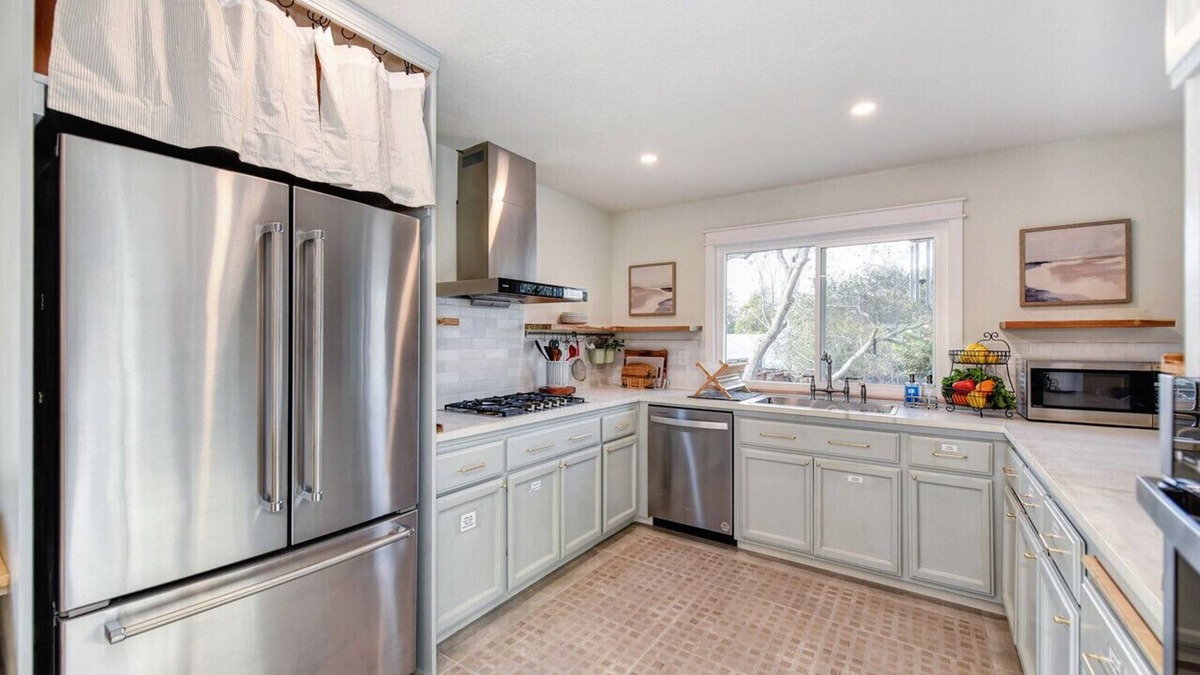 Cameron Park House | Luxurious 5BR, 3BA home with full kitchen, 2 living rooms, office and yard.