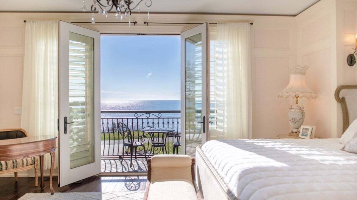 Fennville House | Luxurious 6 bedroom estate with lake view & beach