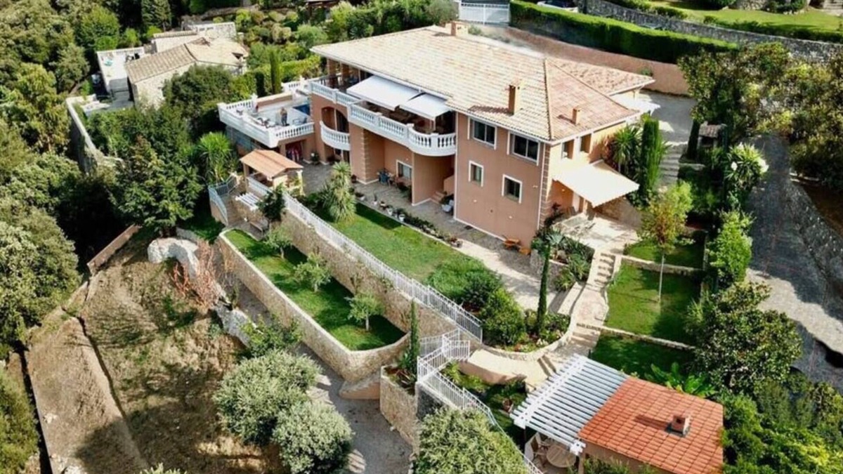 Biot Villa | Luxurious 6-bedroom pet friendly villa in beautiful Biot with views to die for